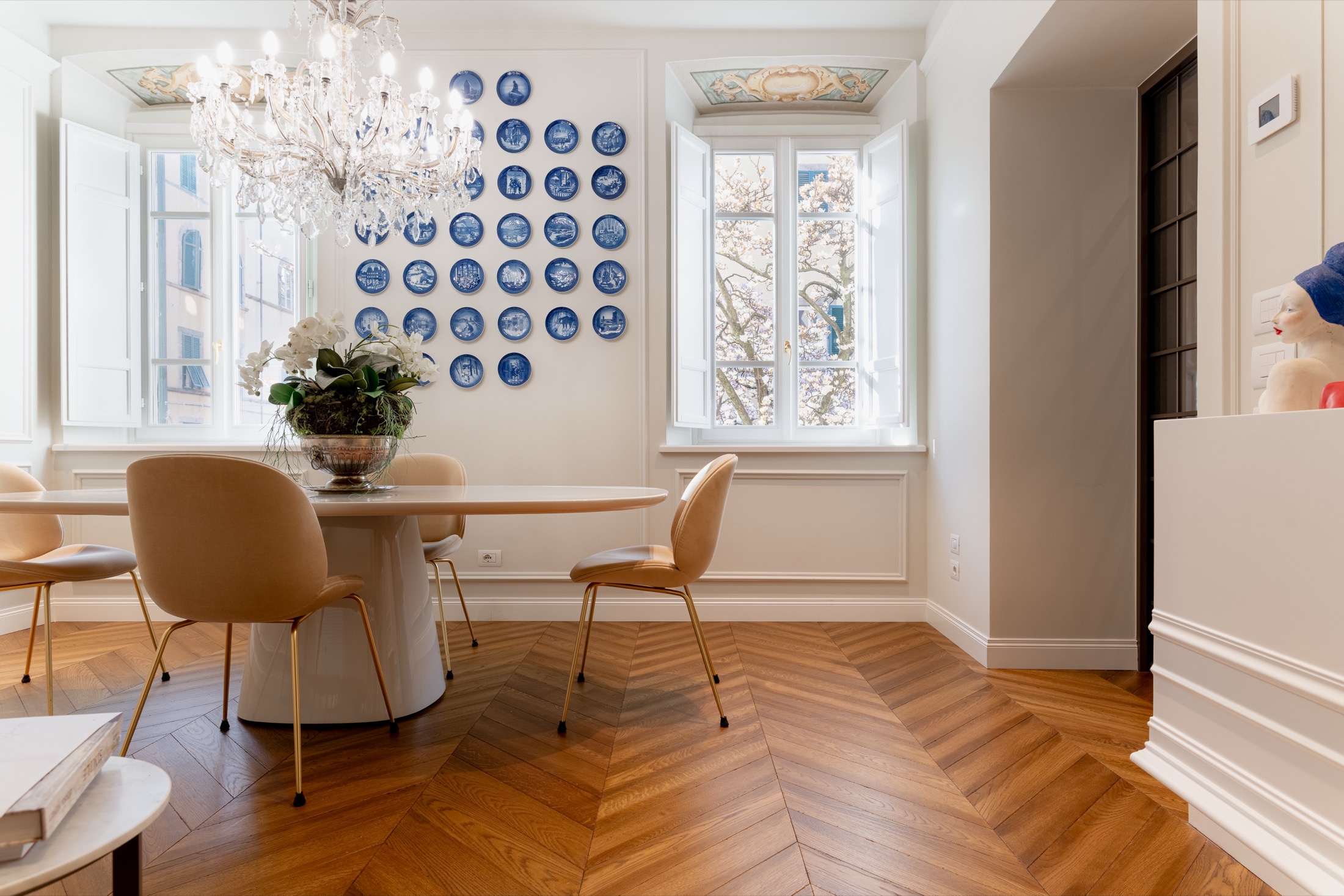 Sala luminosa con parquet a spina