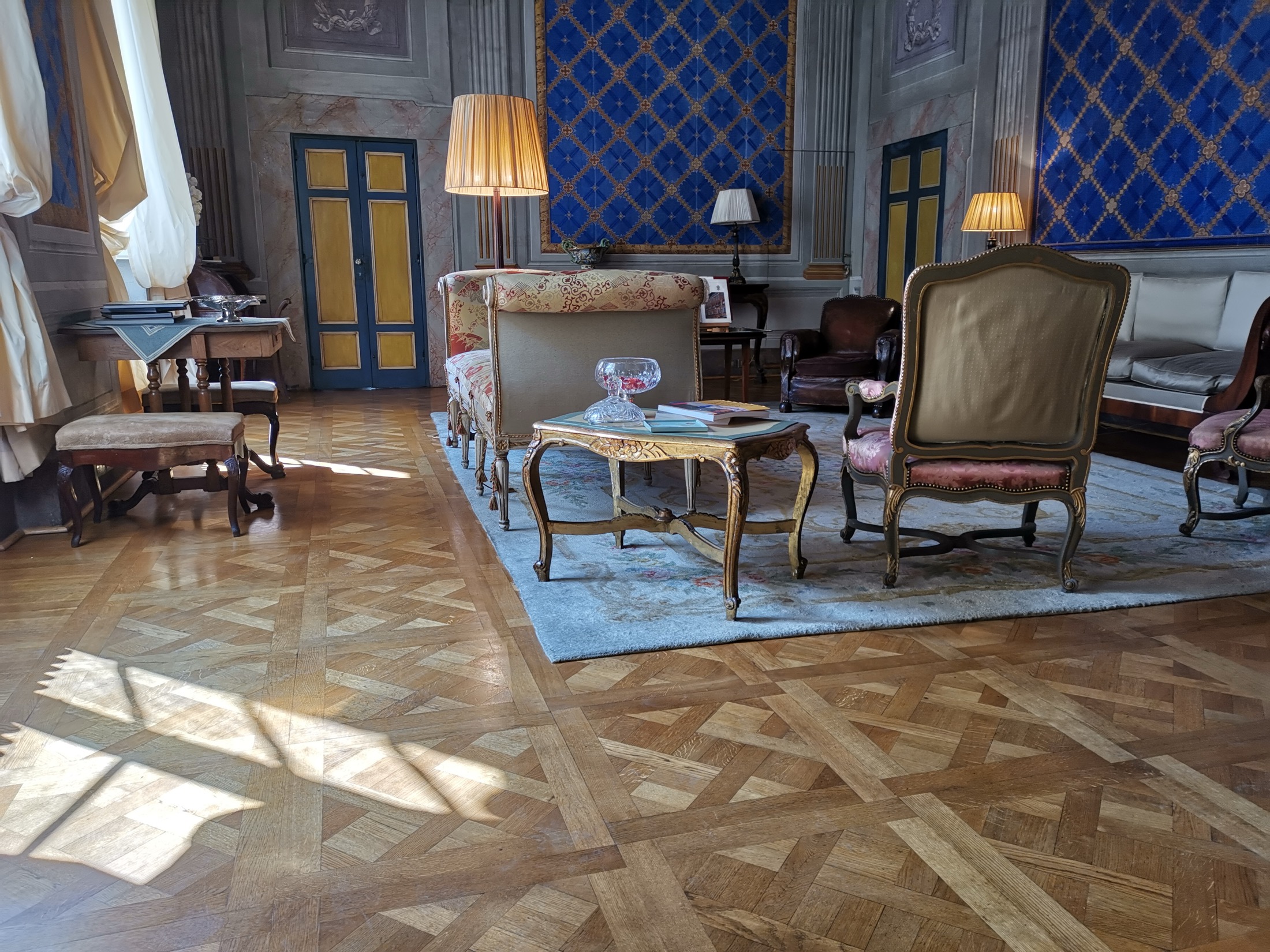 Sala storica con parquet disegno Versailles